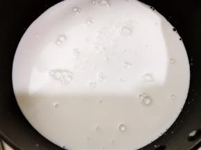 奶锅里加入椰浆