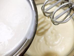 再把木薯糊倒入蛋糊里用打蛋器打至均匀