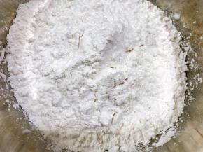 木薯粉筛入盆里