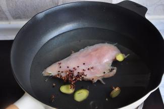 先将鸡脯肉凉水入锅，加入3-4片姜片、15-20粒花椒，1勺料酒，大火煮开。