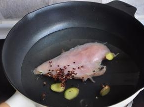 先将鸡脯肉凉水入锅，加入3-4片姜片、15-20粒花椒，1勺料酒，大火煮开。