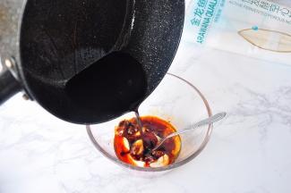 将生抽加入糖、八角、桂皮、香叶、花椒、姜片等在锅中煮开，煮至酱油差不多只剩一半即可关火即成复制酱油。如果您没有这种复制酱油，可以用酱油再放点糖代替。这种酱油建议大家可以一次多做点，平时做凉拌菜用，味道非常不错。将煮好放凉的复制酱油与其它调味料混合在一起。尝一下咸度，如果感到不够咸，可以自已再调点生抽。