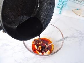 将生抽加入糖、八角、桂皮、香叶、花椒、姜片等在锅中煮开，煮至酱油差不多只剩一半即可关火即成复制酱油。如果您没有这种复制酱油，可以用酱油再放点糖代替。这种酱油建议大家可以一次多做点，平时做凉拌菜用，味道非常不错。将煮好放凉的复制酱油与其它调味料混合在一起。尝一下咸度，如果感到不够咸，可以自已再调点生抽。