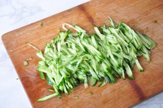 黄瓜提前切成细丝备用，您可以选用其它自已喜欢的配菜。