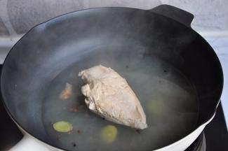 煮开2分钟后，关火，锅盖不要打开将鸡脯肉焖熟。这样做，鸡脯肉非常的鲜嫩而不柴，并且节省能源。我一般都是早上上班前煮开提前焖好，中午回家取出就用。