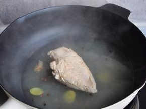 煮开2分钟后，关火，锅盖不要打开将鸡脯肉焖熟。这样做，鸡脯肉非常的鲜嫩而不柴，并且节省能源。我一般都是早上上班前煮开提前焖好，中午回家取出就用。