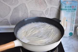 水烧开后放入活性发酵空心挂面。这个挂面与普通的挂面不同，它的中间是空心的，吸水性特别好。别看比较粗，但不必煮太久，开锅后煮四五分钟后关火，再盖上盖子焖一会即可。以面条没有硬芯为标准，汤不浑，面不粘。