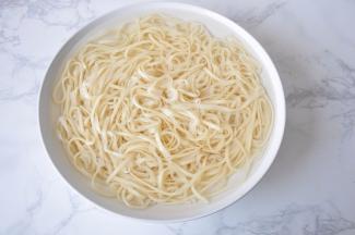 将煮好的面捞出，放入凉水中冲洗一下，使面条更筋道而且不易粘连，只起来更爽口。如果您用普通的面条，建议这时您在面条中拌入少许芝麻油。这个空心挂面就可以不放了，照 样不粘。