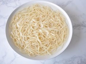 将煮好的面捞出，放入凉水中冲洗一下，使面条更筋道而且不易粘连，只起来更爽口。如果您用普通的面条，建议这时您在面条中拌入少许芝麻油。这个空心挂面就可以不放了，照 样不粘。