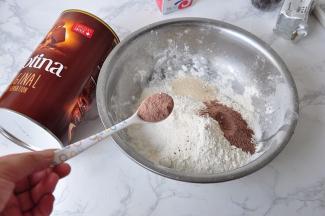 将除了黄油和巧克力豆之外的面团材料放在盆中，搅拌均匀。我用的是可可缇娜的瑞士原味巧克力可可粉，含有19%的可可和7%的巧克力，可可粉中含糖，您可以根据自已所用的品牌决定用量。