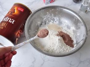 将除了黄油和巧克力豆之外的面团材料放在盆中，搅拌均匀。我用的是可可缇娜的瑞士原味巧克力可可粉，含有19%的可可和7%的巧克力，可可粉中含糖，您可以根据自已所用的品牌决定用量。
