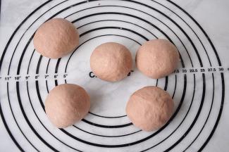 将揉好的面团分成5份，滚圆后盖上保鲜膜松弛5—10分钟。