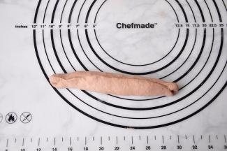 卷起来并将接口捏紧。