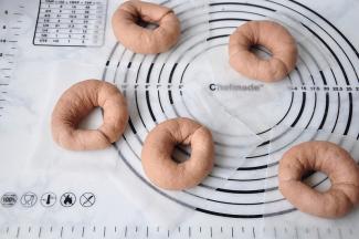 将另一端卷起来，放在压扁的面团上，用压扁的面团包紧。然后放在温暖湿润处发酵30分钟。