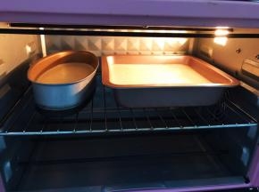 发酵完成，放入预热好的烤箱中层上火180度下火190度烤30到35分钟