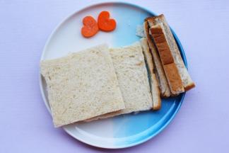 土司切去四边。