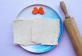 用擀面杖把土司压平。