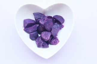 紫薯上锅大火蒸熟取出。