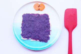 将紫薯泥用刮刀均匀地涂到土司上。