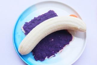 香蕉横放在土司中间，切除多余的两边。