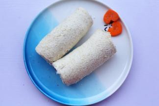 从土司一边将香蕉紫薯泥裹紧。