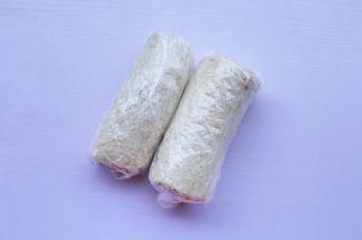 然后卷上保鲜膜切成大小均等的段即可。