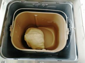 继续选择和面程序15分钟，不同型号的面包机揉面时间是不同的