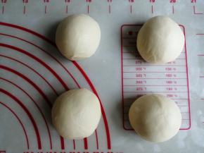 把揉好的面团取出来，分成9等份，每一份都揉圆，并盖上保鲜膜，防止风干