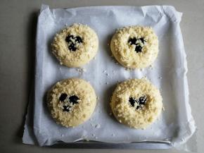 放入烤箱，内置一碗热水，发酵40分钟左右，至两倍大，在上面刷一层全蛋液，并撒上酥粒