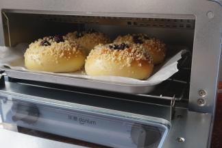 放入已经预热到180度的12L东菱3706小烤箱内，烘烤20分钟左右（实际烘烤温度要根据自家烤箱脾气而定）。烘烤结束，把面包取出放在晾架上晾凉，未食用的，放入保鲜袋扎紧口袋，室温下保存