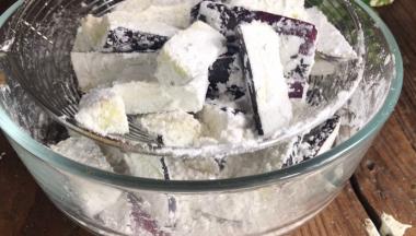 把茄子中多余的淀粉过滤掉