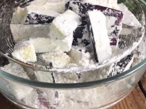 把茄子中多余的淀粉过滤掉