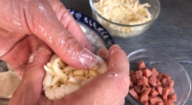 用手虎口处慢慢收紧口