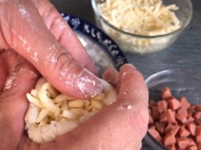 用手虎口处慢慢收紧口