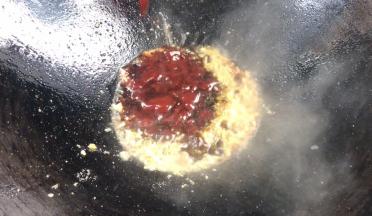 倒入调好的糖醋汁，小火熬制