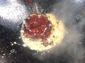 倒入调好的糖醋汁，小火熬制