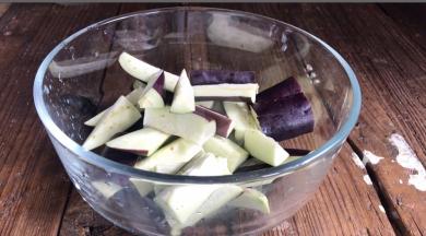 茄子洗净去蒂，切成小段