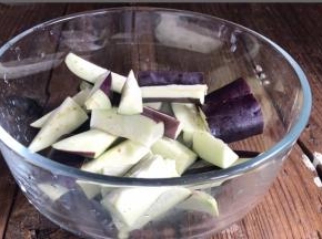 茄子洗净去蒂，切成小段