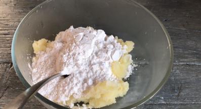 加入面粉和糯米粉，拌成絮状