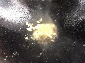 把热油倒出，锅留底油，爆香蒜末