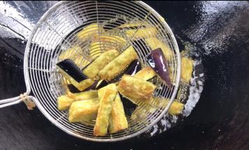 炸至金黄色捞出，沥油