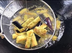 炸至金黄色捞出，沥油