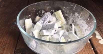 翻拌均匀，使每根茄条都均匀的裹上淀粉