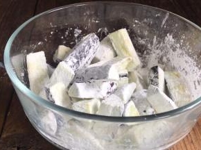 翻拌均匀，使每根茄条都均匀的裹上淀粉