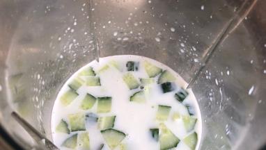 取三分之二放入料理机中，加入牛奶，打成汁备用