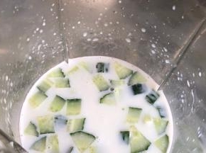 取三分之二放入料理机中，加入牛奶，打成汁备用