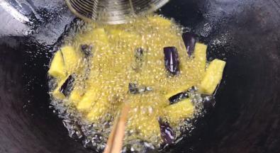 炸至定型后慢慢拌匀