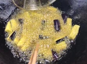 炸至定型后慢慢拌匀