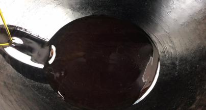 热锅倒入菜籽油，大火烧热