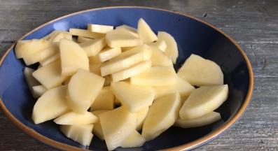 土豆去皮，洗净后切小片